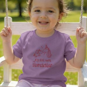 Jeg Skal Være Storesøster T-shirt S/S Enhjørning Lavender Med Pink Krystalina Tryk - Legekammeraten.dk - Legekammeraten.dk