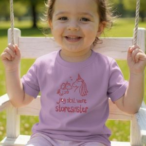 Jeg Skal Være Storesøster T-shirt S/S Enhjørning Lavender Med Lilla Krystalina Tryk - Jeg skal være storesøster T-Shirt - Legekammeraten.dk - Legekammeraten.dk
