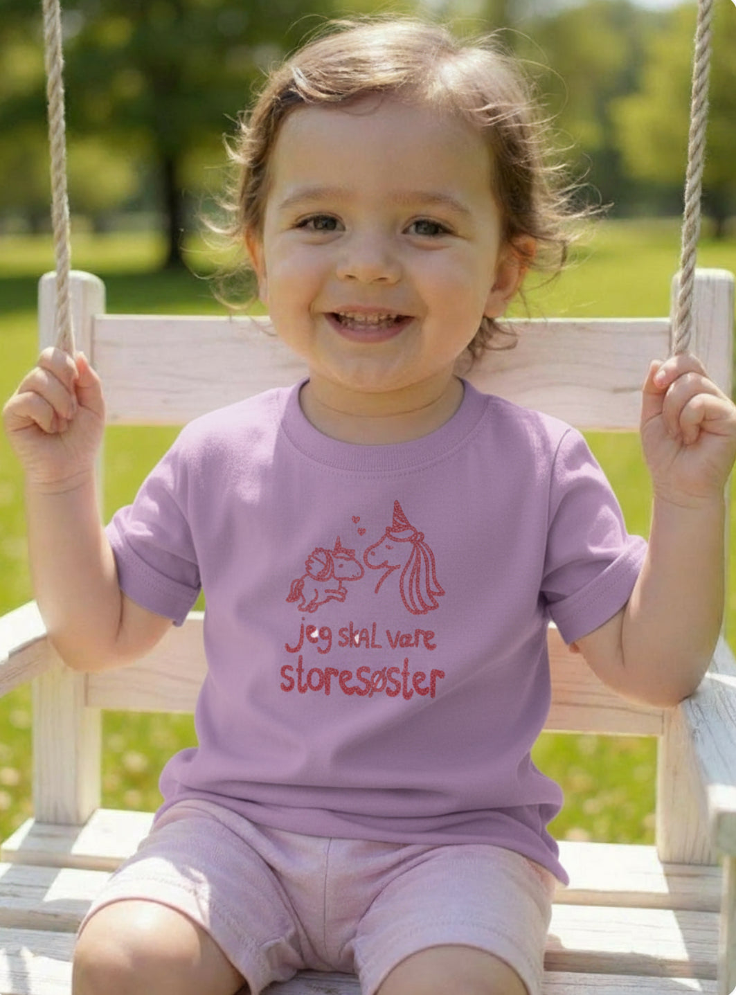 Jeg Skal Være Storesøster T-shirt S/S Enhjørning Lavender Med Lilla Krystalina Tryk - Jeg skal være storesøster T-Shirt - Legekammeraten.dk - Legekammeraten.dk