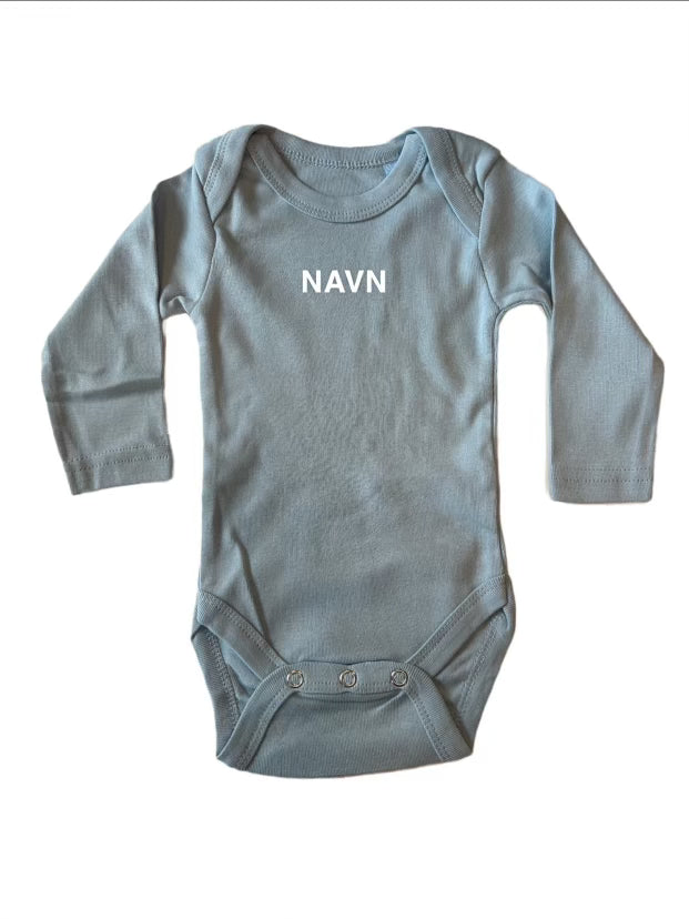 Body Med Navnetryk, Langærmet, Lyseblå - Legekammeraten.dk - Legekammeraten.dk