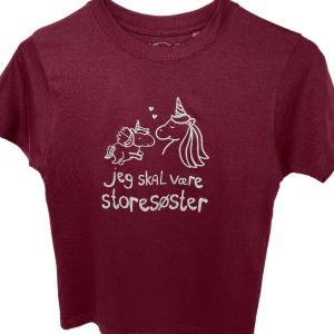 Jeg Skal Være Storesøster T-shirt S/S Enhjørning Burgundy - Jeg skal være storesøster T-Shirt - Legekammeraten.dk - Legekammeraten.dk